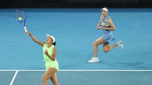 飞膝击+禁区外手球！球迷热议：特拉福德居然没被红牌罚下？VAR？