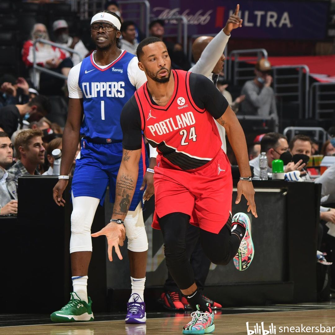 现了一个明 现了一个明